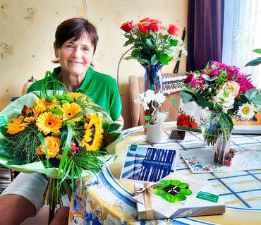 Auf diesem Bild ist Frau Ernst zu sehen. Sie überbringt die Glückwünsche.