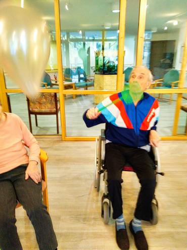 Auf diesem Bild sieht man, wie die Bewohner mit Ballon spielen.