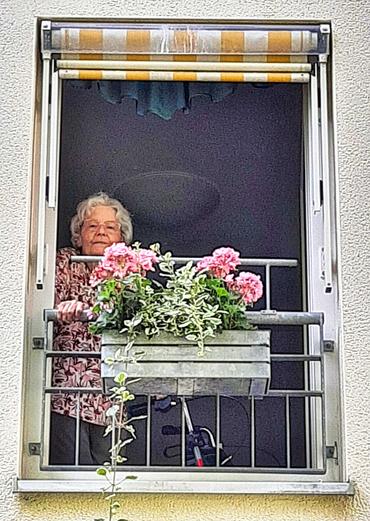 Auf diesem Bild sieht man Bewohner mit Blumen.