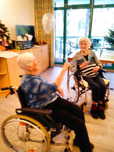 Auf diesem Bild sieht man, wie die Bewohner mit dem Ballon spielen.