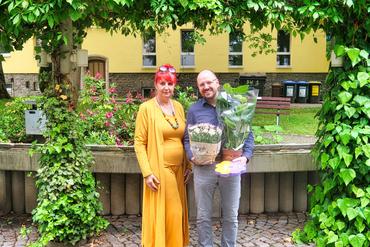 Auf diesem Bild ist Herr Furch zu sehen. Er erhält zudem einen Blumenstauß von Frau Daniela Müller.