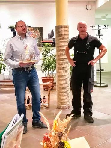 Auf diesem Bild sieht man, wie Herr Ernst verabschiedet wird.