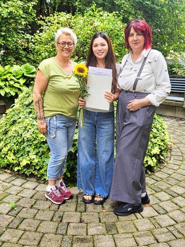 Auf dem Foto ist die Pflegedienstleiterin Frau Müller mit den beiden Azubis zu sehen.