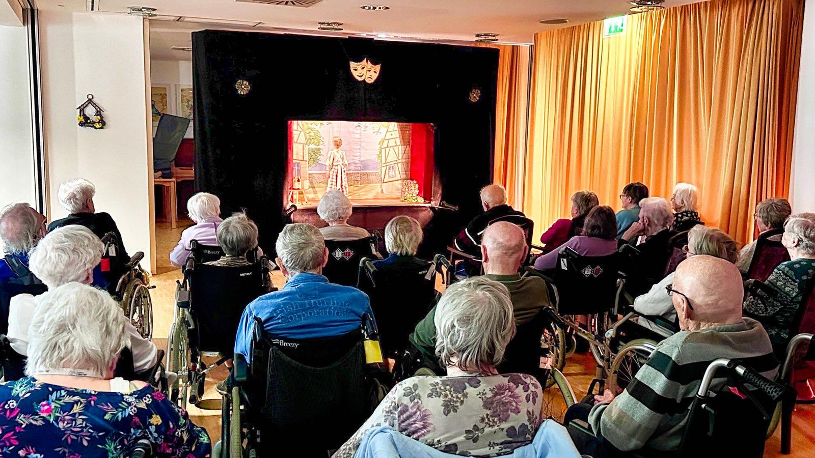 Auf dem Bild ist das Puppentheater zu sehen.