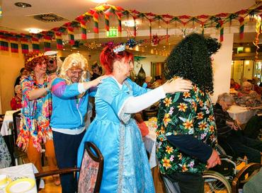 Auf diesem Bild sieht man, wie Fasching gefeiert wird.