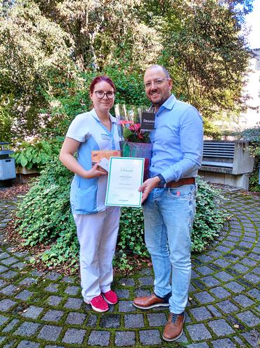 Auf diesem Bild sieht man die Urundenübergabe an Frau Marten.